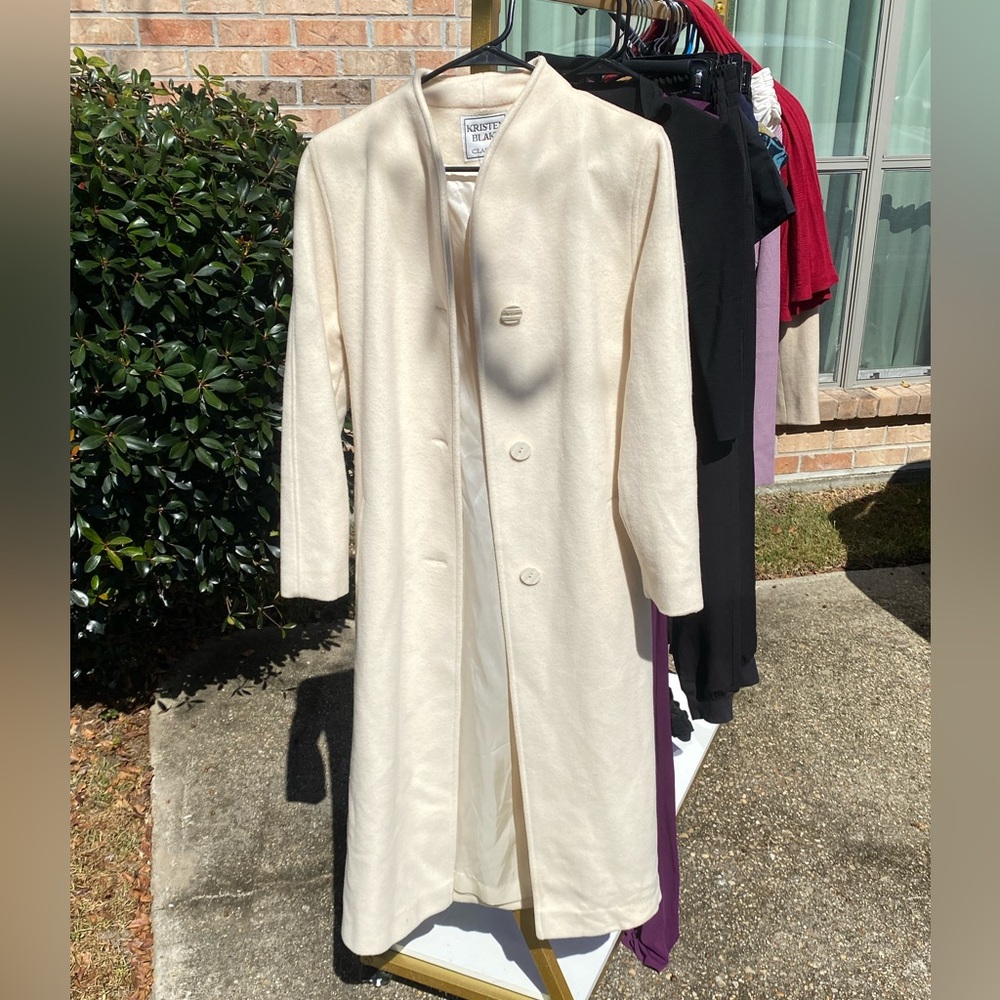 Stunning cream colored long wool coat. Label sz 8, but vintage and fits a sz 2.